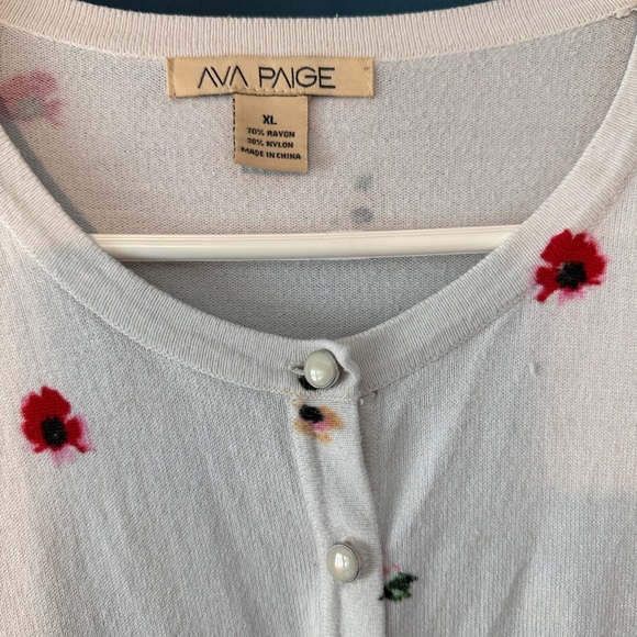Ava & Viv Floral white with pearl buttons Cardigan - Picture 2 of 6